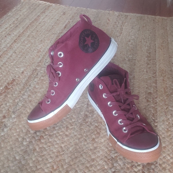 Burgundy Hightop Converse Size 6 Youth - Picture 1 of 2